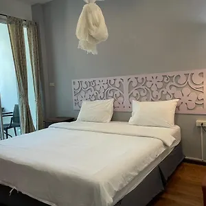 Nawaporn Place Hotel 2*